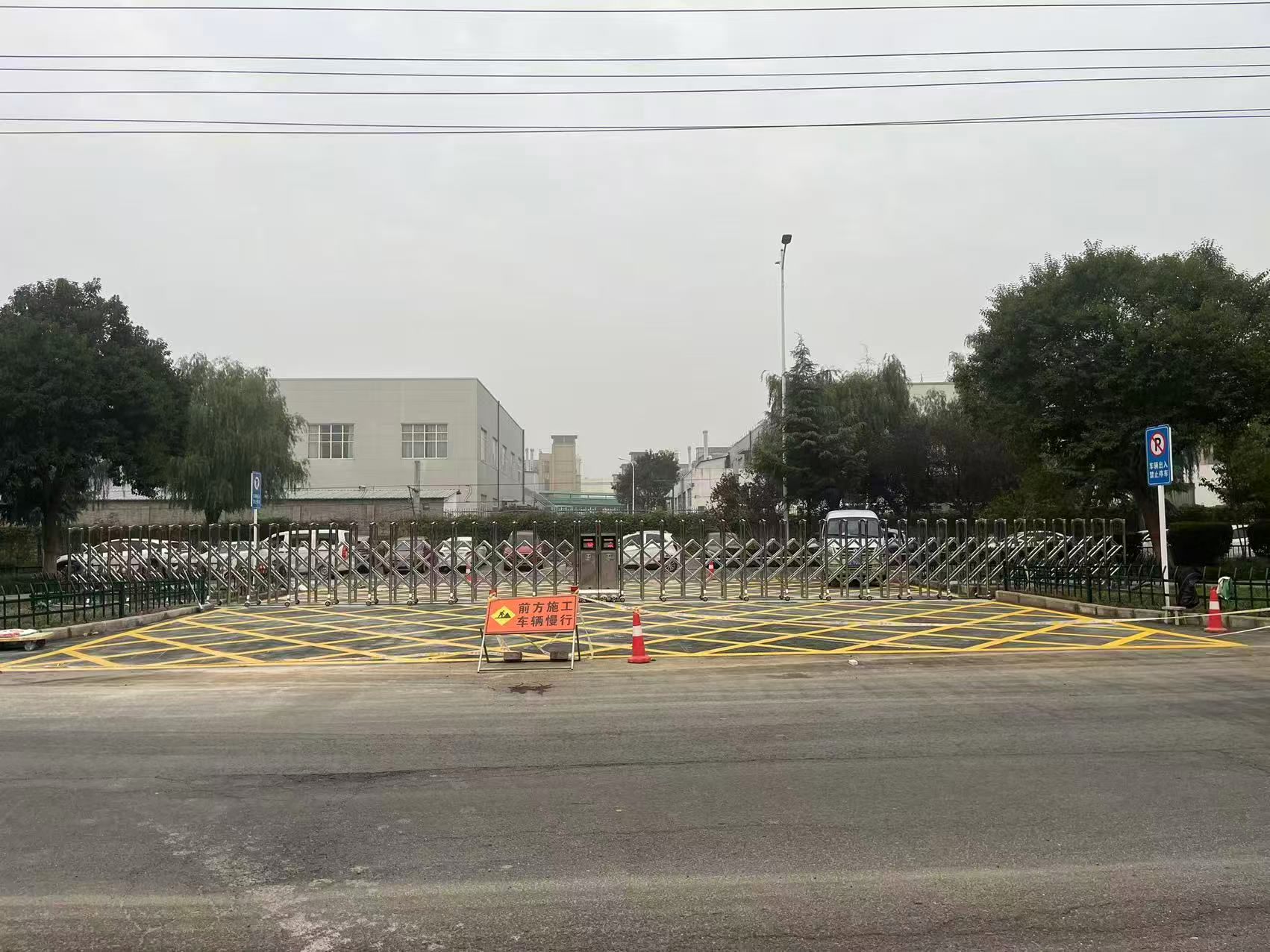 热烈祝贺明泰交通新材料有限公司2套不锈钢伸缩门安装调试完成