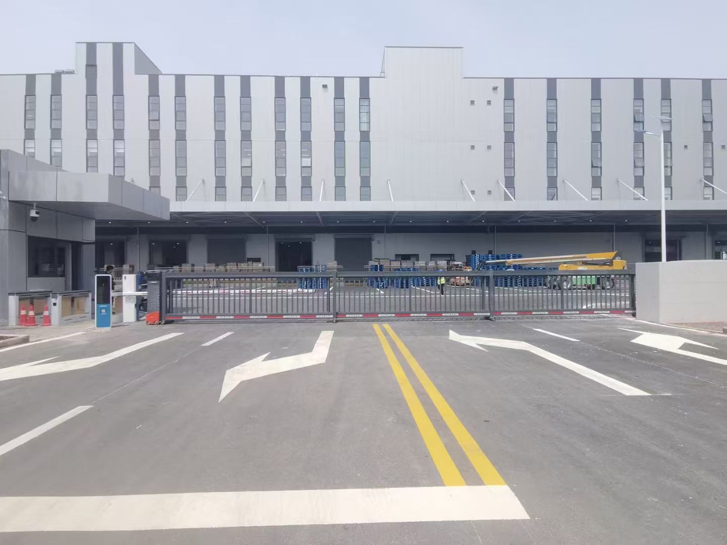 中航光电科技股份有限公司出入口门禁项目安装调试完成